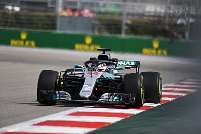 Hamilton rapste tijdens tweede training in Rusland, Verstappen op P3