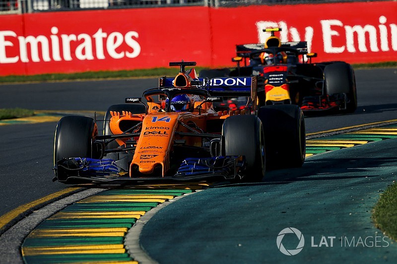 Alonso, Verstappen'in kendisini kandırmaya çalıştığını düşünmüş