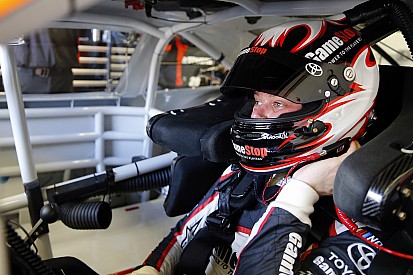 Erik Jones lidera la última práctica en Indy y Suárez en 12º