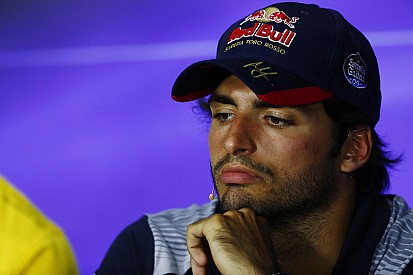Au centre des rumeurs, Sainz ne laisse rien transparaître à Singapour
