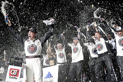 Harvick domina e volta a vencer em Atlanta após 17 anos