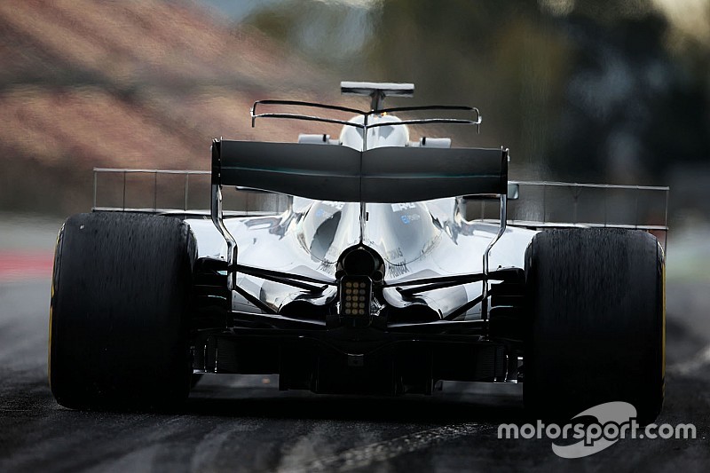 El T-wing del Mercedes W08 amaneció este martes con un doble perfil