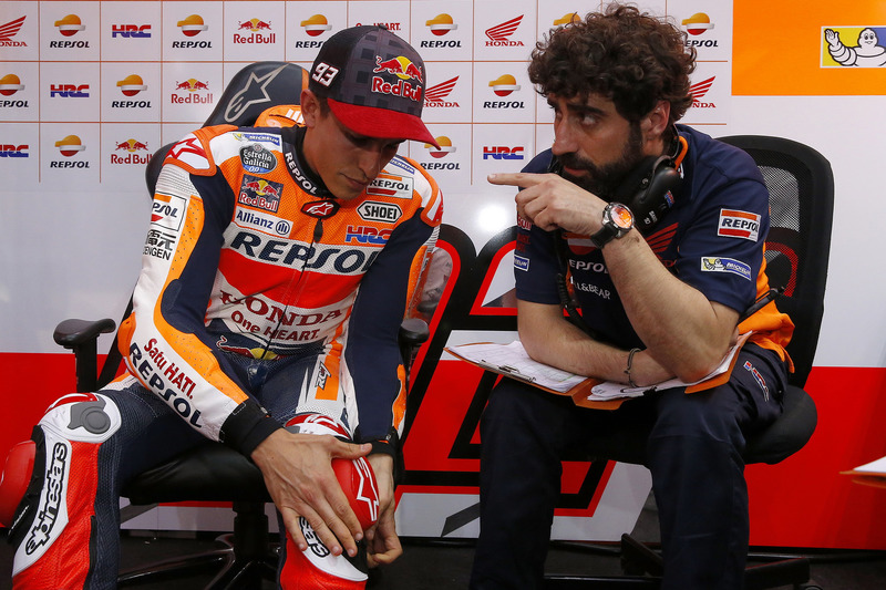Pembalap Repsol Honda, Marc Marquez, bersama kepala mekaniknya, Santi Hernandez.