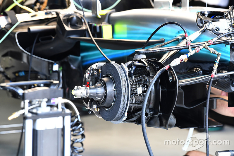 Тормоза и узел крепления переднего колеса Mercedes-Benz F1 W08