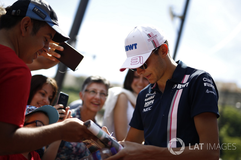 Esteban Ocon, Force India F1 signe des autographes