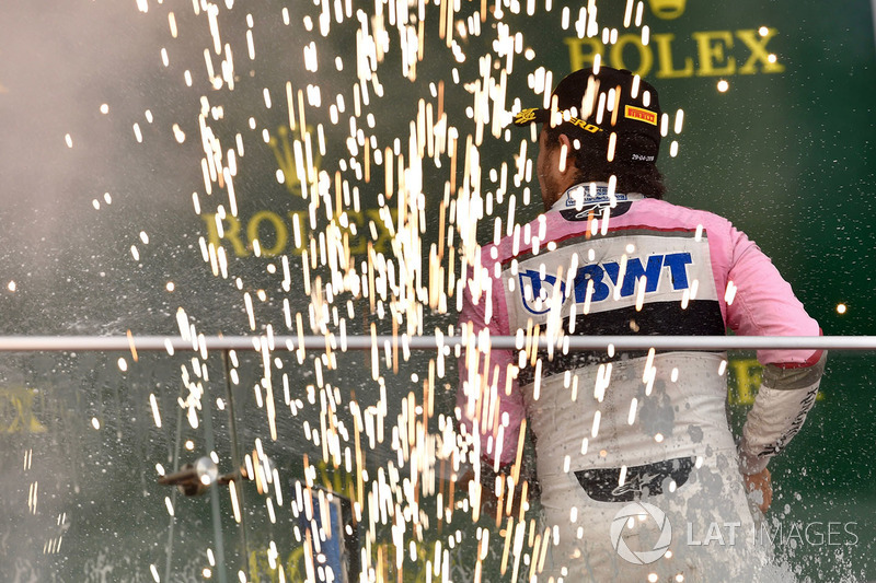Третє місце Серхіо Перес, Force India, святкує подіум із шампанським