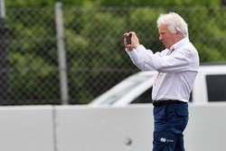 Charlie Whiting, FIA Delegate observes the scene of the Brendon Hartley, Scuderia Toro Rosso STR13 crash in FP3