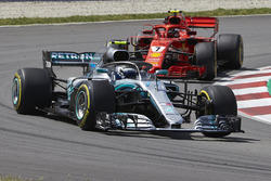 Valtteri Bottas, Mercedes AMG F1 W09, Kimi Raikkonen, Ferrari SF71H