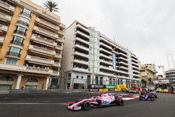 Sergio Perez, Force India VJM11, leads Pierre Gasly, Toro Rosso STR13, Nico Hulkenberg, Renault Sport F1 Team R.S. 18, Sergey Sirotkin, Williams FW41, and the remainder of the field at the start