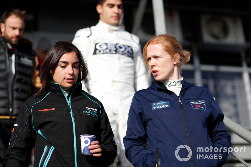 Juara W Series 2019, Jamie Chadwick (kiri), musim ini menjadi test driver Panasonic Jaguar Racing di Formula E dan turun di Formula Regional European Championship.