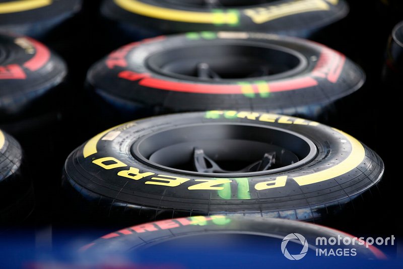 Pirelli-Reifen im Formel-1-Fahrerlager