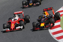 Даніель Ріккардо, Red Bull Racing RB12 та Себастьян Феттель, Ferrari SF16-H в боротьбі за позицію