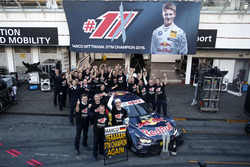 Kampioen Marco Wittmann, BMW Team RMG viert feest met het team