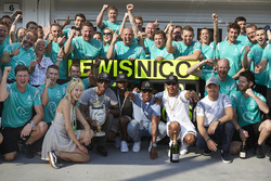 Winnaar Lewis Hamilton, Mercedes AMG F1 Team, tweede Nico Rosberg, Mercedes AMG F1 Team viert met he