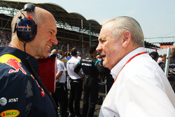 Adrian Newey, Red Bull Racing Chief Technical Officer met FIA steward Alan Jones op de grid