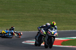 Sturz von Tito Rabat, Marc VDS Racing, hinter Hector Barbera und Loris Baz