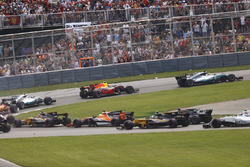 Lewis Hamilton, Mercedes AMG F1 W08, Max Verstappen, Red Bull Racing RB13, Valtteri Bottas, Mercedes AMG F1 W08, Sebastian Vettel, Ferrari SF70H, the rest of the pack at the start