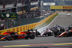Max Verstappen, Red Bull Racing RB13, Daniel Ricciardo, Red Bull Racing RB13, Sergio Perez, Sahara Force India F1 VJM10, in to the first corner amid smoke