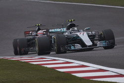 Valtteri Bottas, Mercedes AMG F1 W08; Kevin Magnussen, Haas F1 Team VF-17