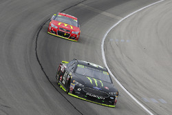 Kurt Busch, Stewart-Haas Racing Ford, Jamie McMurray, Chip Ganassi Racing Chevrolet