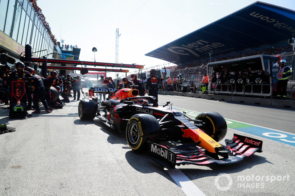 Max Verstappen, Red Bull Racing RB16B, setelah melakukan pit stop