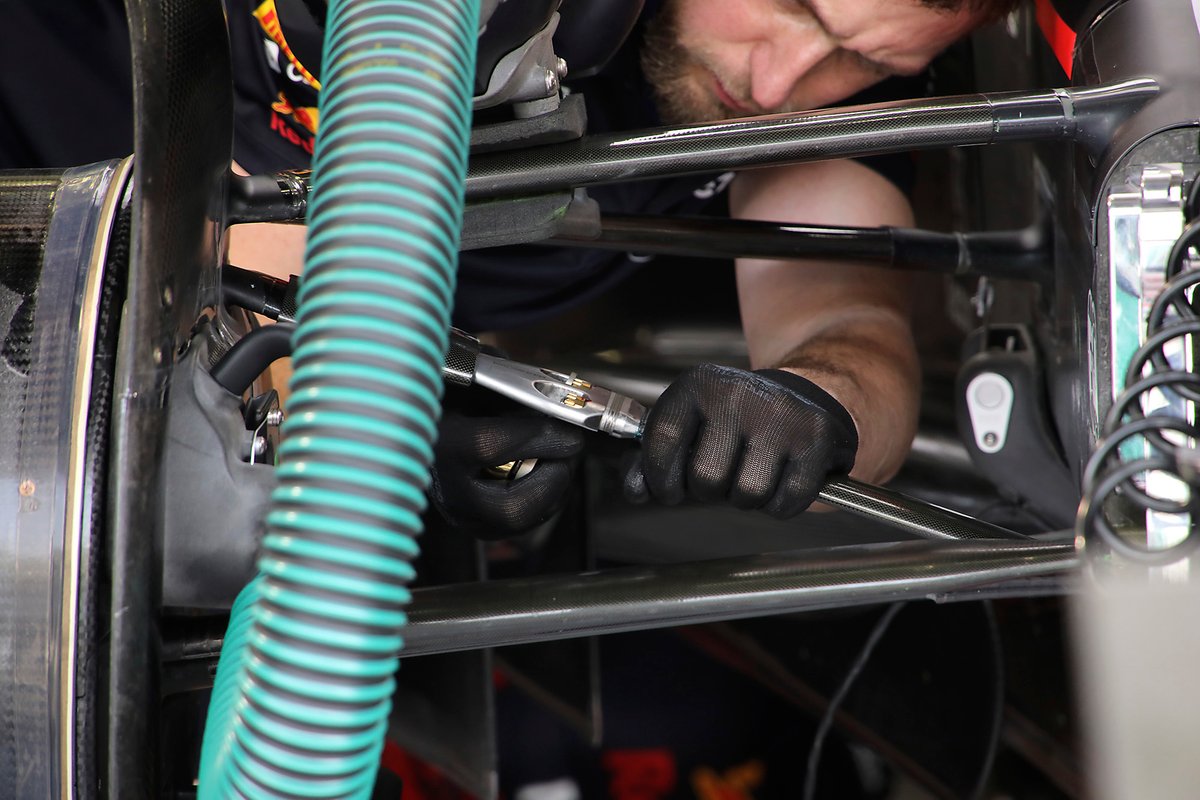 Red Bull Racing RB18, suspensión delantera pull-rod: el mecánico ajusta la altura