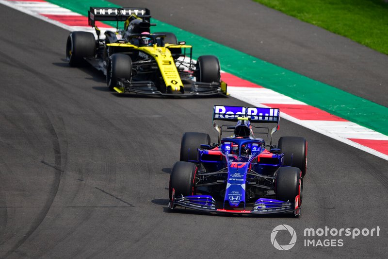 Pierre Gasly, Toro Rosso STR14, leads Daniel Ricciardo, Renault R.S.19
