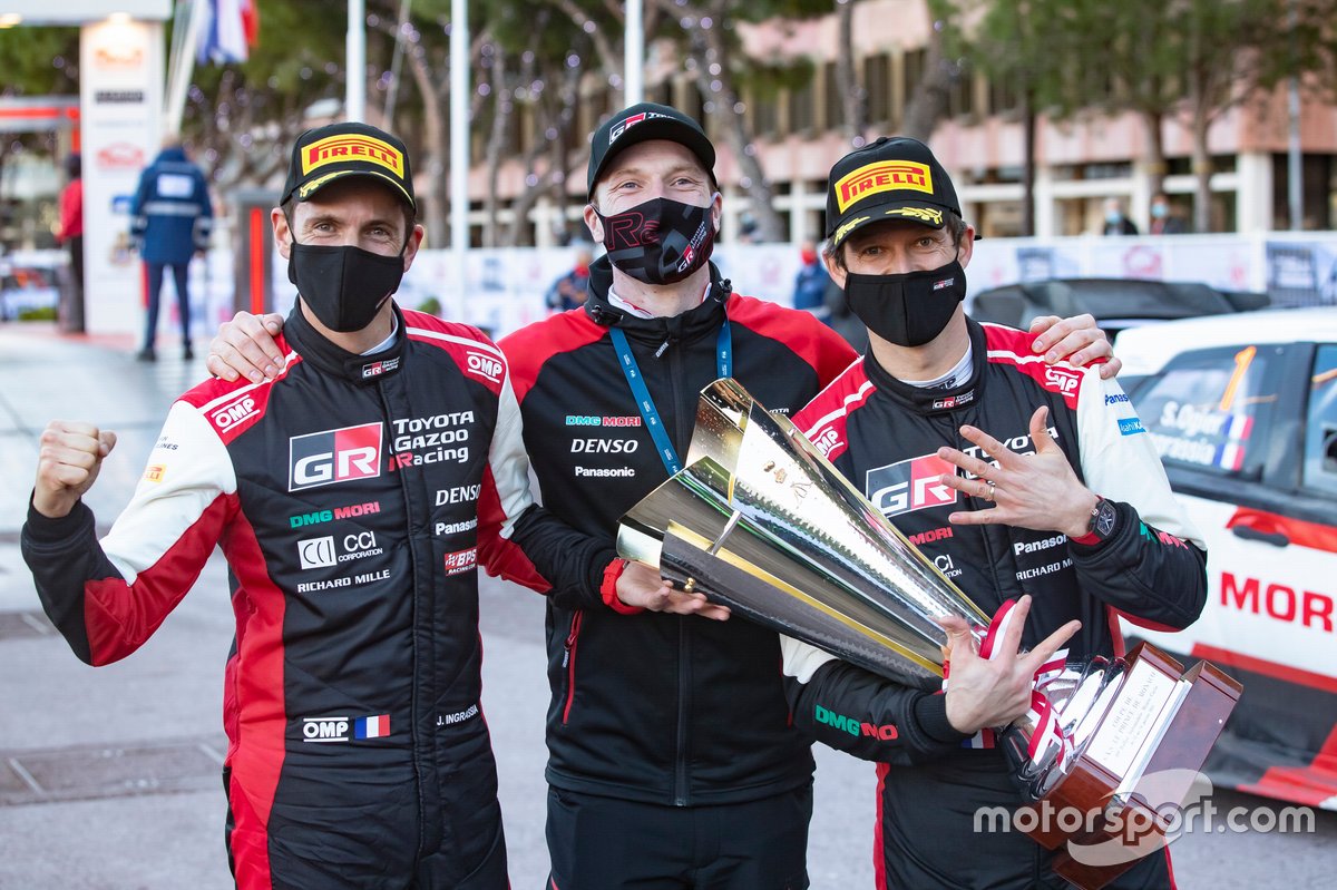 Pereli Sebastien Ogier dan navigator Julien Ingrassia dari Tim Toyota Gazoo Racing bersama Jari-Matti Latvala, Prinsipal Toyota Gazoo Racing.