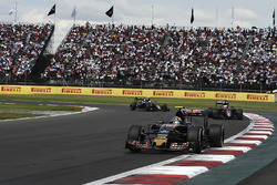 Carlos Sainz Jr., Scuderia Toro Rosso STR11, Fernando Alonso, McLaren MP4-31, Jenson Button, McLaren