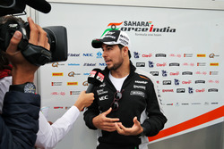 Sergio Perez, Sahara Force India F1, met de media