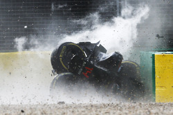 Fernando Alonso, McLaren MP4-31 in a huge crash