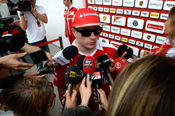 Kimi Räikkönen, Ferrari, mit der Presse