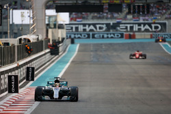Lewis Hamilton, Mercedes F1 W08, Sebastian Vettel, Ferrari SF70H