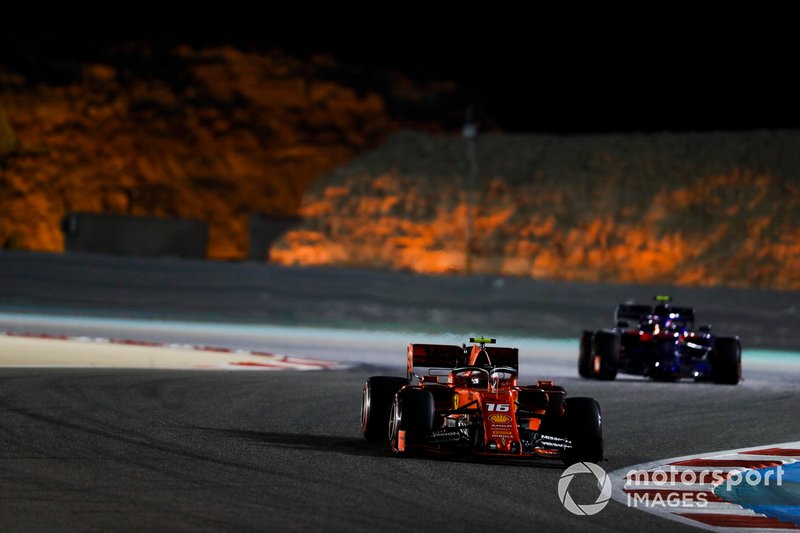 Charles Leclerc, Ferrari SF90, devant Alexander Albon, Toro Rosso STR14
