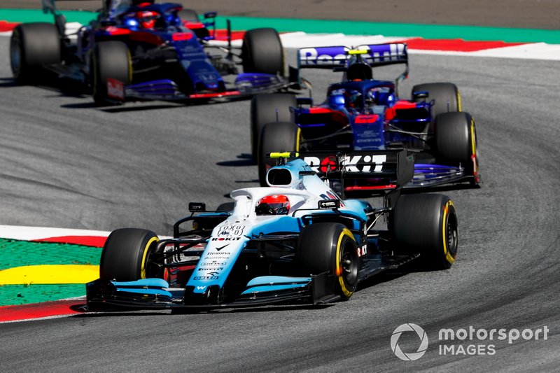 Robert Kubica, Williams FW42, leads Alexander Albon, Toro Rosso STR14, and Daniil Kvyat, Toro Rosso STR14