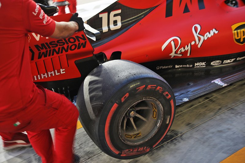 Ferrari SF90, dettaglio del cerchio posteriore danneggiato da Leclerc