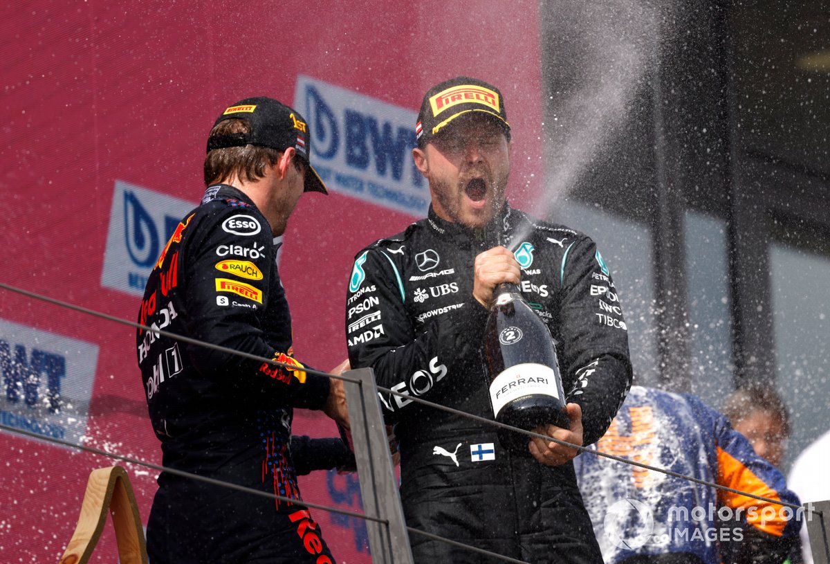 Max Verstappen, Red Bull Racing, P1, dan Valtteri Bottas, Mercedes, P2, menyemprotkan champagne di podium
