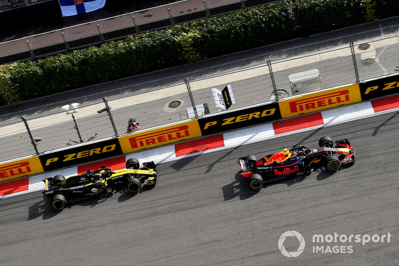 Макс Ферстаппен, Red Bull Racing RB14, и Нико Хюлькенберг, Renault Sport F1 Team RS18