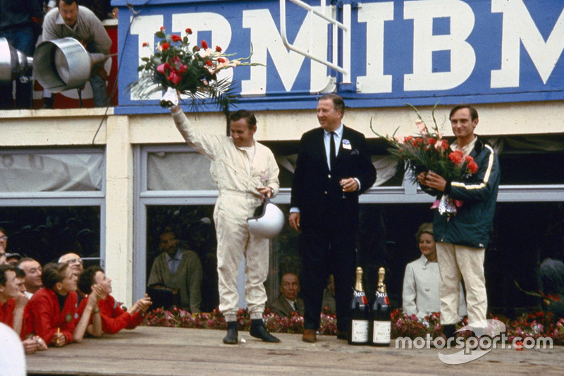V.l.n.r. Bruce McLaren, Henry Ford II en Chris Amon op het podium na de zege in de 24 uur van Le Mans 1966