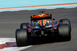Max Verstappen, Red Bull Racing prueba los nuevos neumáticos Pirelli de 2017