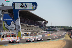 Start: #7 Toyota Gazoo Racing Toyota TS050 Hybrid: Mike Conway, Kamui Kobayashi, Stéphane Sarrazin leads