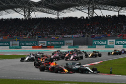 Max Verstappen, Red Bull Racing RB13 and Valtteri Bottas, Mercedes-Benz F1 W08 battle at the start