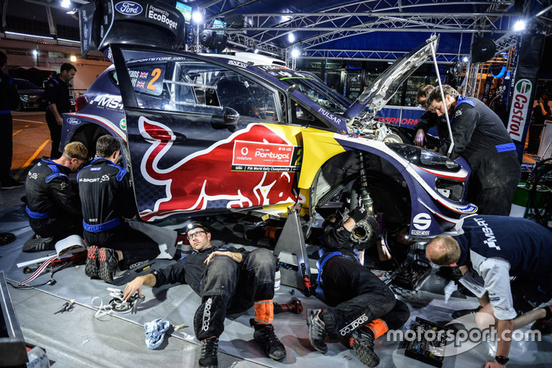 Meccanici M-Sport a lavoro
