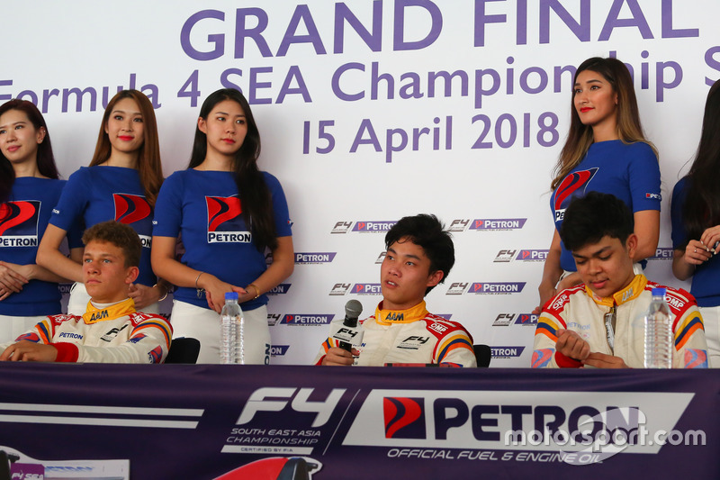 Alessandro Ghiretti, Presley Martono, Nazim Azman