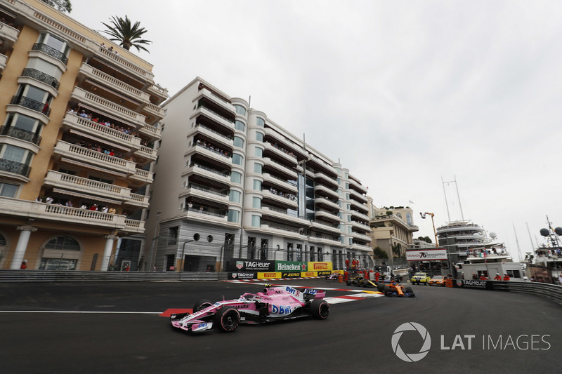 Esteban Ocon, Force India VJM11, leads Fernando Alonso, McLaren MCL33