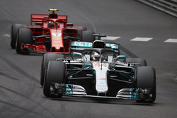 Lewis Hamilton, Mercedes AMG F1 W09, Kimi Raikkonen, Ferrari SF71H
