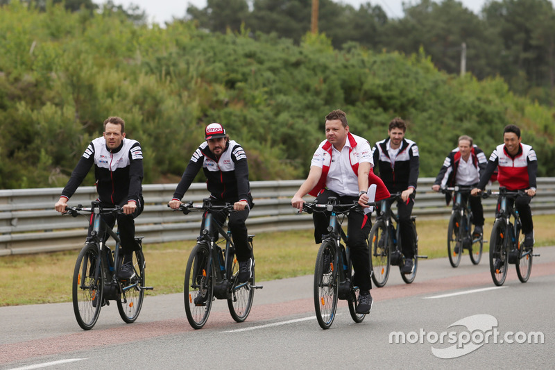 Alexander Wurz, Fernando Alonso, Kazuki Nakajima, Toyota Gazoo Racing bike the track