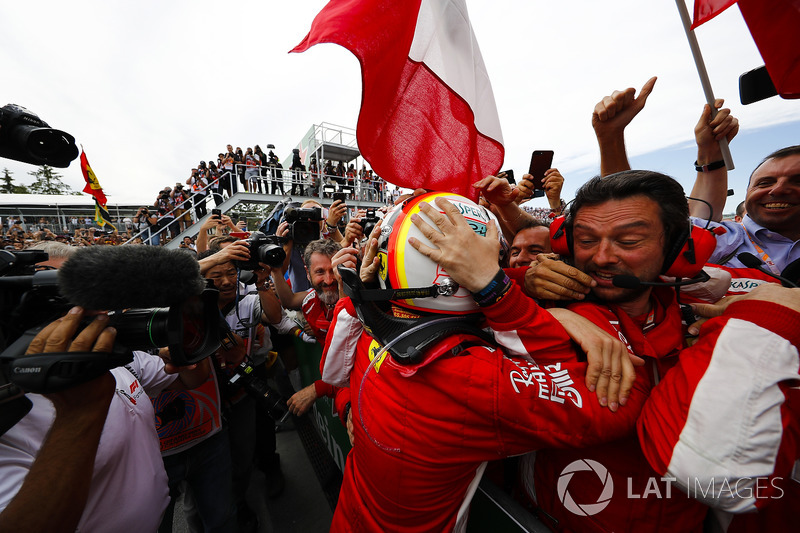 Sebastian Vettel, Ferrari, festeggia la vittoria con il suo team, nel parco chiuso