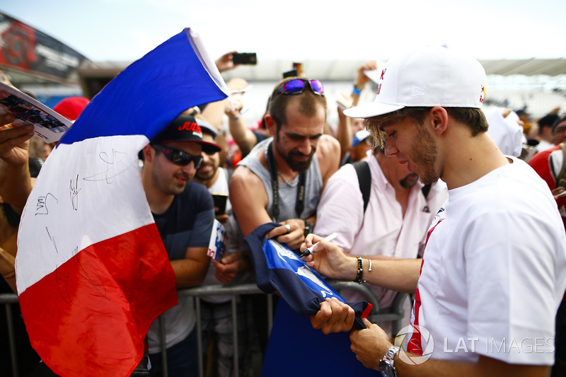 Pierre Gasly, Toro Rosso, signe des autographes pour les fans