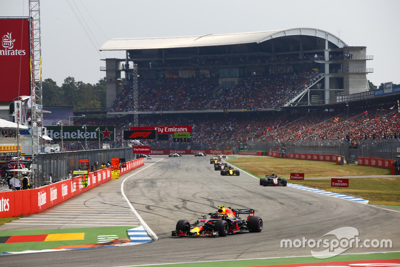 Max Verstappen, Red Bull Racing RB14, voor Kevin Magnussen, Haas F1 Team VF-18, Nico Hulkenberg, Renault Sport F1 Team R.S. 18, en Romain Grosjean, Haas F1 Team VF-18